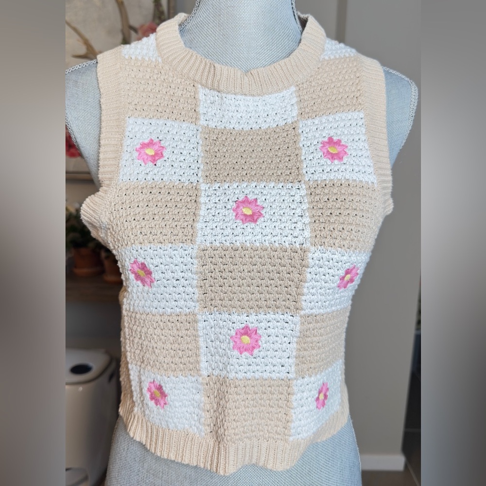 Women's Beige and White Sweater Vest